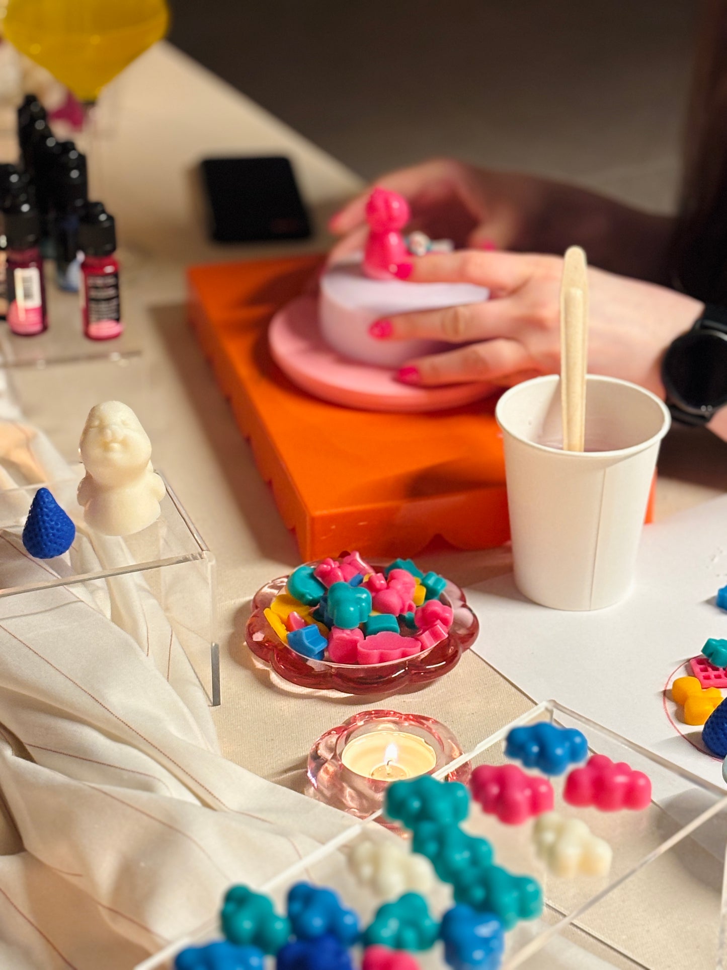 Warsztaty ze zdobienia świec sojowych